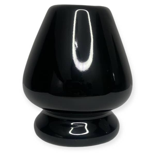 Teebesenhalter Schwarz Elegante Aufbewahrung für MatchaBesen | AY Natural Schwarzer Teebesenhalter aus Porzellan zur stilvollen und sicheren Aufbewahrung eines Matcha Bambusbesens